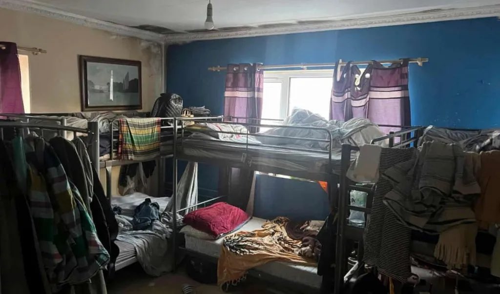 Last month a fire broke at a 3 bedroom flat in Shadwell, where 18 people were crammed and killed 1 person

It’s said the private landlord had been making nearly £10,000 

This evening I attended a demonstration for the survivors now left homeless

Nearly 6 years after Grenfell 💚