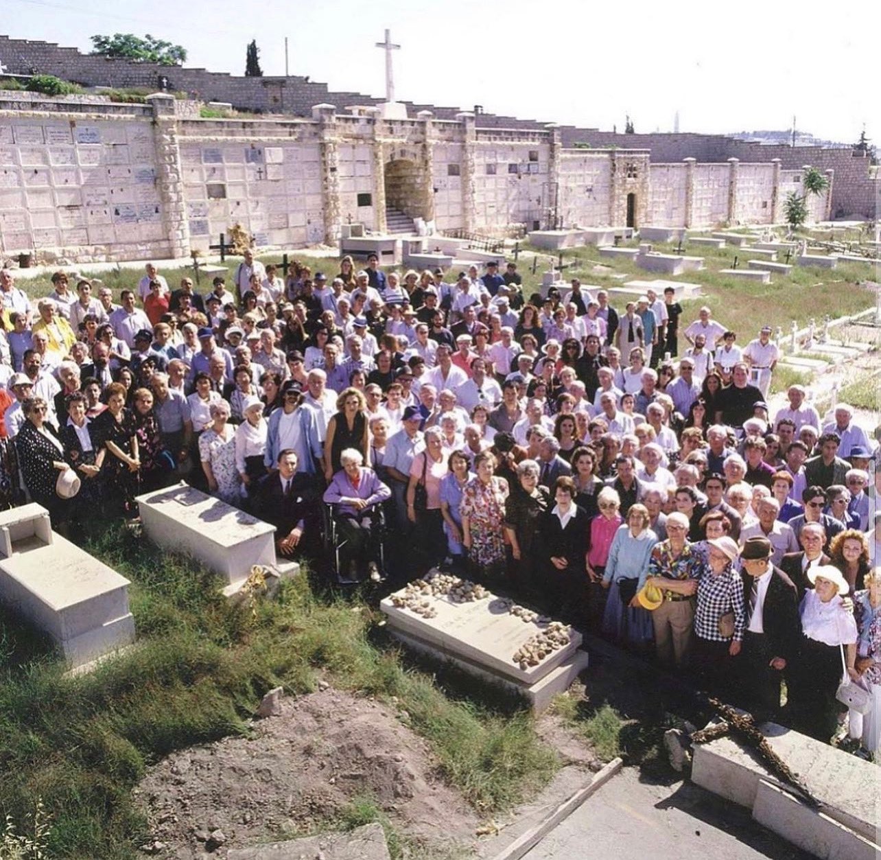 Humans of Judaism on X: "Oskar Schindler was born on April 28, 1908.  Pictured here are Holocaust survivors saved by Schindler along with  individuals from the "Schindler's List" movie, standing next to