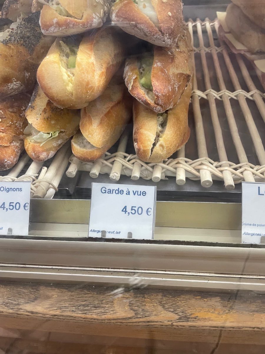 DIVIZIO1's tweet photo. Champion du monde : sandwich garde à vue ; avocat poulet 😂😂😂 https://t.co/uRI11pKjvq