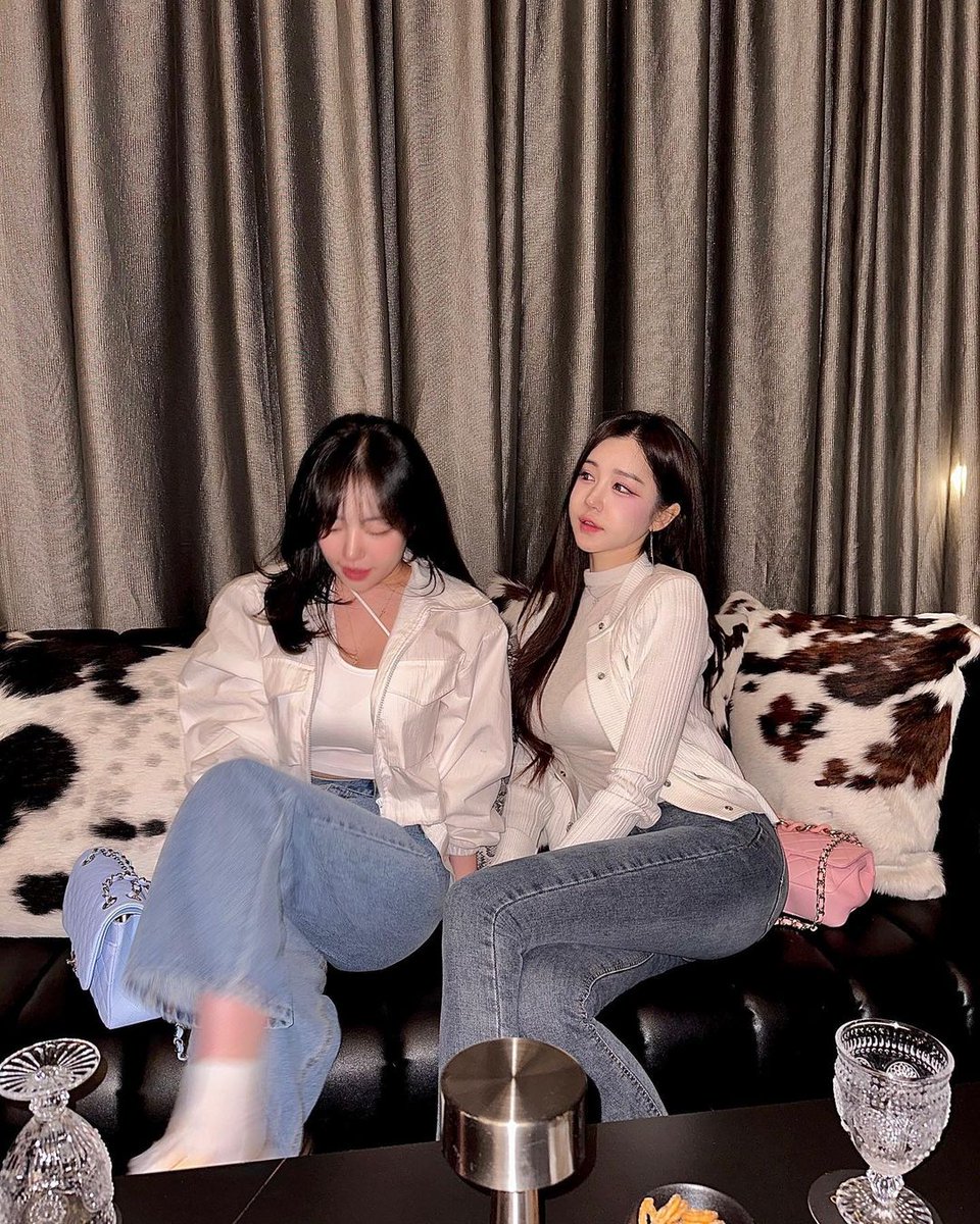 There is company to really happy, alone time will always be very boring😆