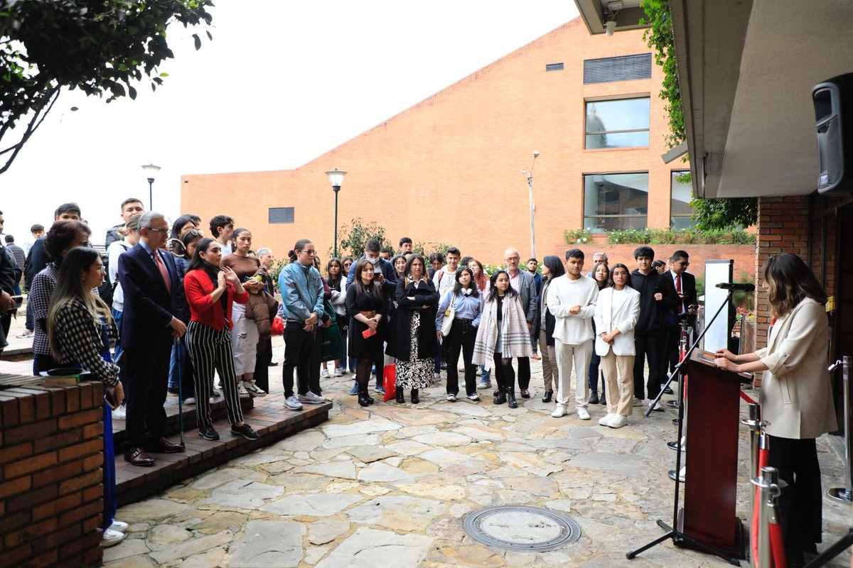 La Facultad de Derecho le rindió un homenaje a Rosita Rojas Castro, primera mujer abogada de Colombia, graduada de nuestra Casa de Estudios. 👩‍⚖️⚖️

#OrgulloExternadista