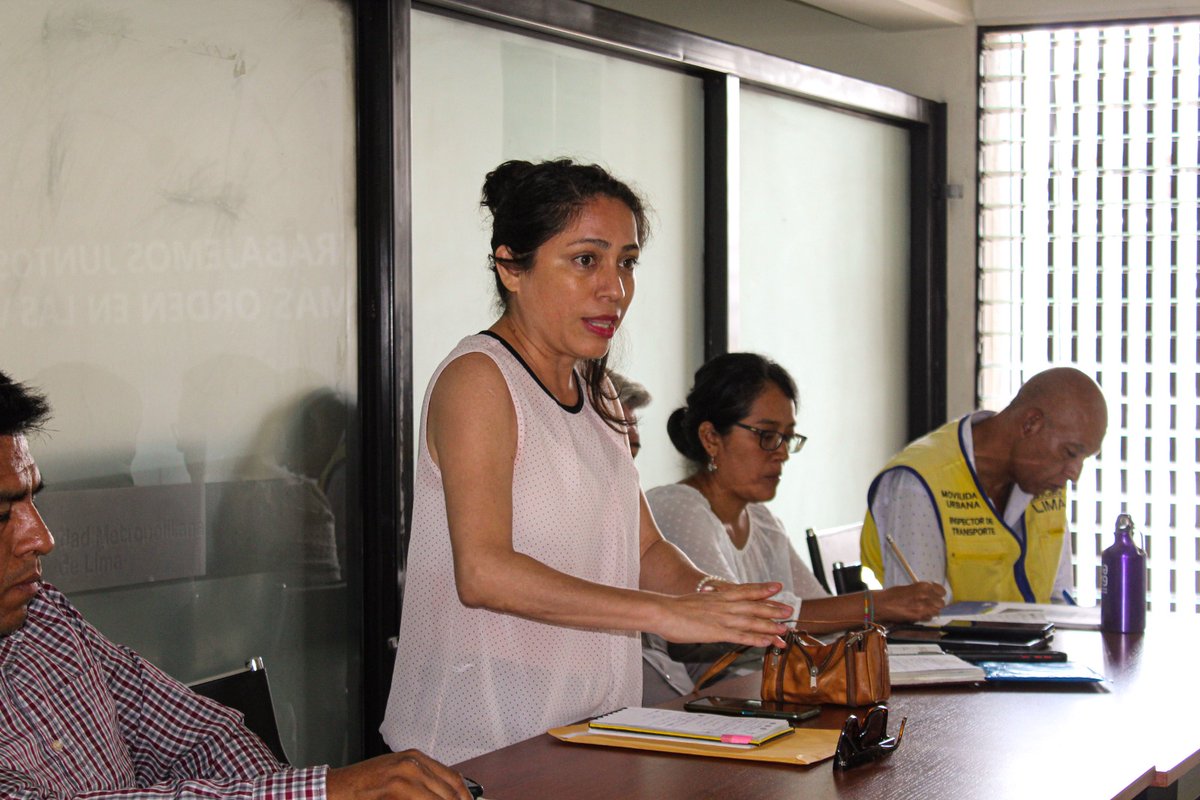 ObrasComite's tweet photo. (1) El 04/04/2023 en Oficinas de la #GerenciaDeMovilidadUrbana de  la @MuniLima en una reunion informativa iniciaba  el tan ansiado proceso de Semaforizacion del Ovalo Gamarra (Pilas). Como integrantes del Comite GEOS nos sentimos motivados y agradecidos por la predispocision... https://t.co/OXTXLFxIgC