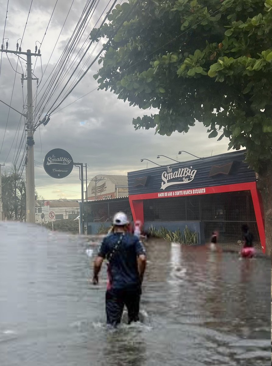 TSmallbig's tweet photo. URGENTE: smallbig bar acaba sofrendo com as fortes chuvas de Sorocaba, “está tudo alagado a perca foi grande” diz Seu Rubens dono do bar mais querido de Sorocaba, #fiqueemcasa #noticiasdesorocaba #chuvas #alagamento #smallbig https://t.co/jHHf7Ida6D