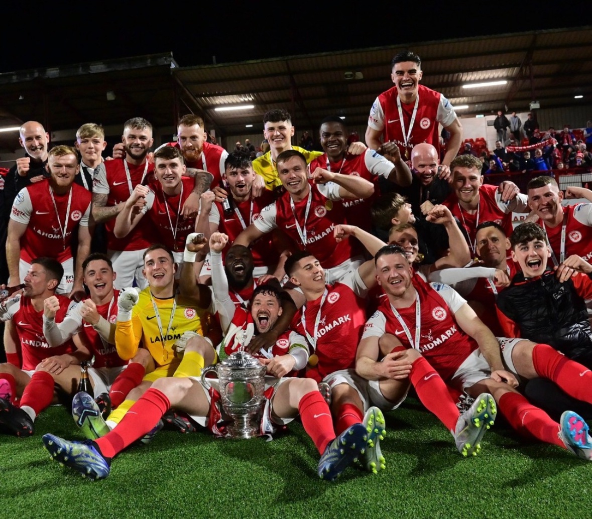 It was a great feeling to be back on the pitch again🙌🏻 It was a long wait but all worth it💪🏻 So proud to be a part of this group❤️ 

#WeAreLarne #ForTheTown #Champions #NIFL #UCL