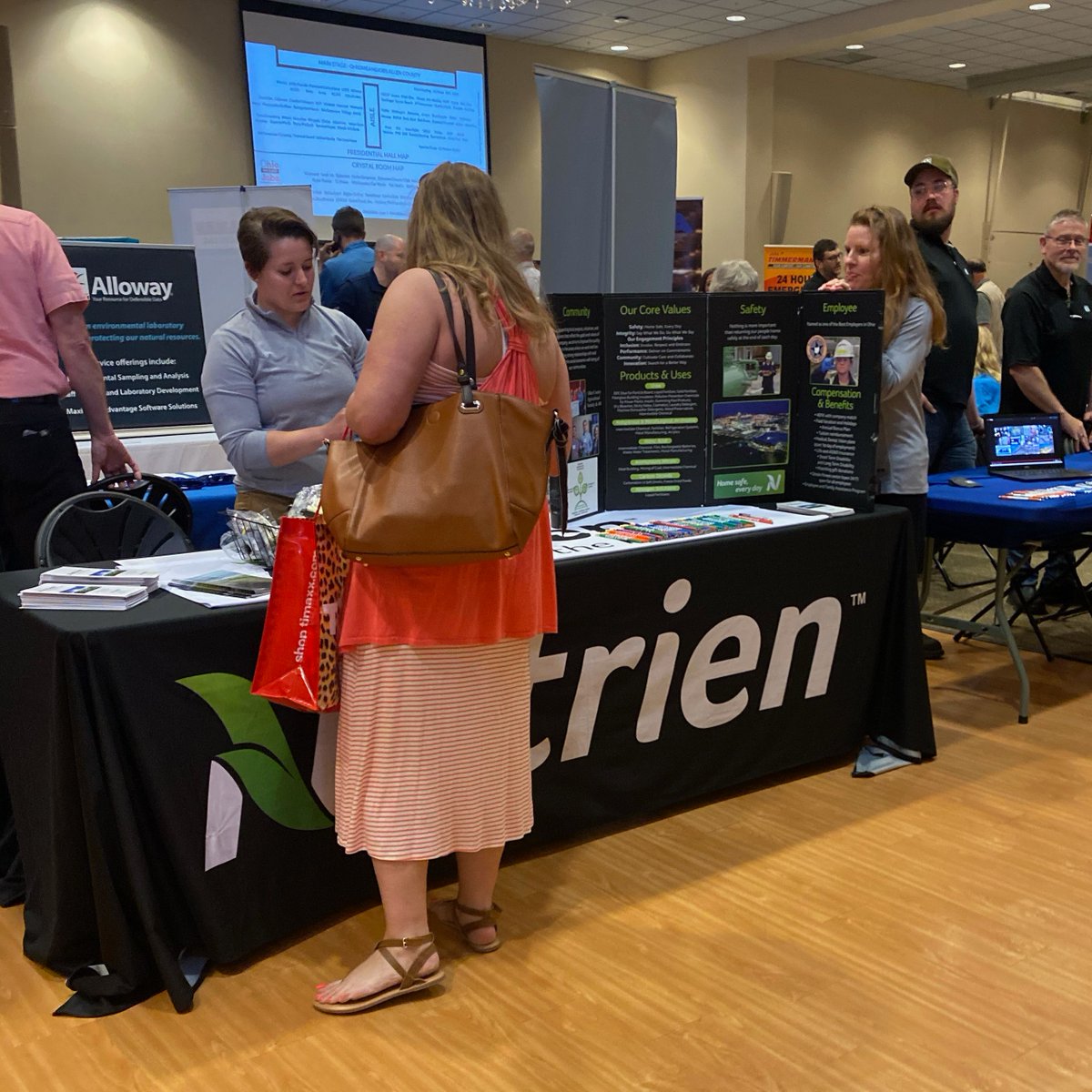 OMJAllenCounty's tweet photo. Recognize some of these employers from the 2022 #OhioMeansJobs Allen County Spring #CareerFair? If not, they can't wait to meet YOU on May 9!

https://t.co/iH4pNFz63d

#TBT #WorkLikeAChampion #AllenCountyWorks @NutrienLTD @AlliedUniversal @MidAmCleaning #StoopsFreightliner https://t.co/ItbSxo21i3