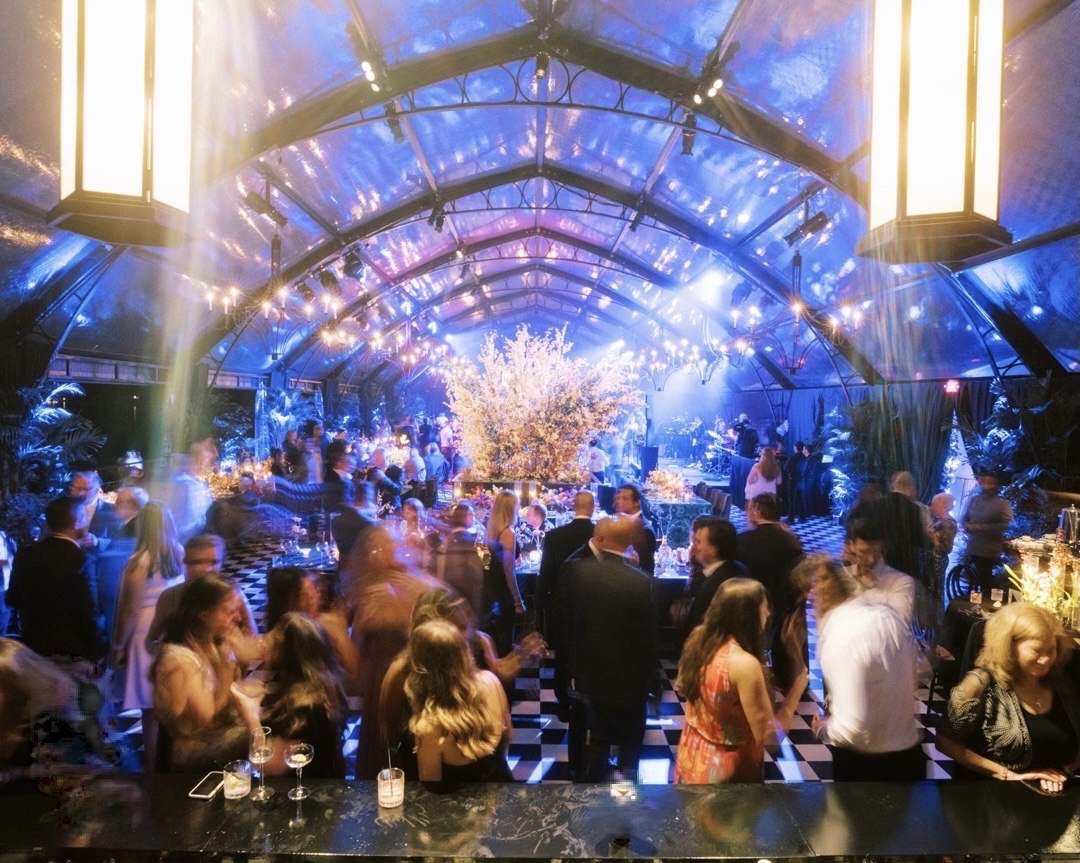 ADayInMayEvents's tweet image. We love small parties… understated parties… nothing too much… but just enough… with a few pals… don’t you?! 😎 

Photo by @jamesandschulze