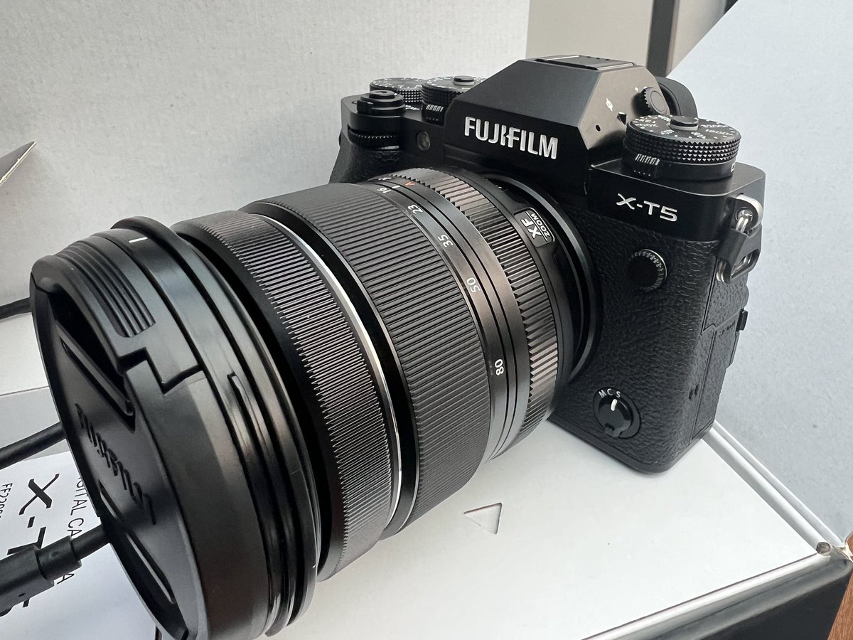 SonyaSocial's tweet photo. My love of photography is getting a little bit more serious! 
❤️💛❤️💛❤️ #fujifilm_xseries https://t.co/cbBKqno6DI