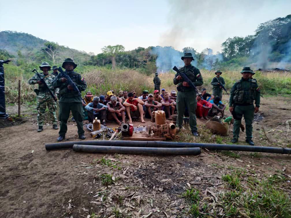 No se permitirá la instalación de campamentos mineros de destrucción del ambiente y de las aguas en parques nacionales o áreas de seguridad del Estado ni el establecimiento de estructuras belicistas de grupos #Tancol asociados al narcotrafico 
#EscudoBolivariano2023