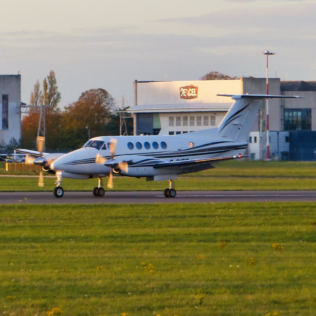 Michaelflying28's tweet photo. 2Excel Aviation Beech B200 Super King Air G-CIFE arriving at Doncaster Airport from Blackbushe Airport 28.10.22.
#savedsa #savedoncasterairport #2excel #2excelaviation #kingair #kingair250 #superkingair #kingairnation #beechb250 #beechkingair #beechcraft #flybeechcraft https://t.co/4Olas2F5dN