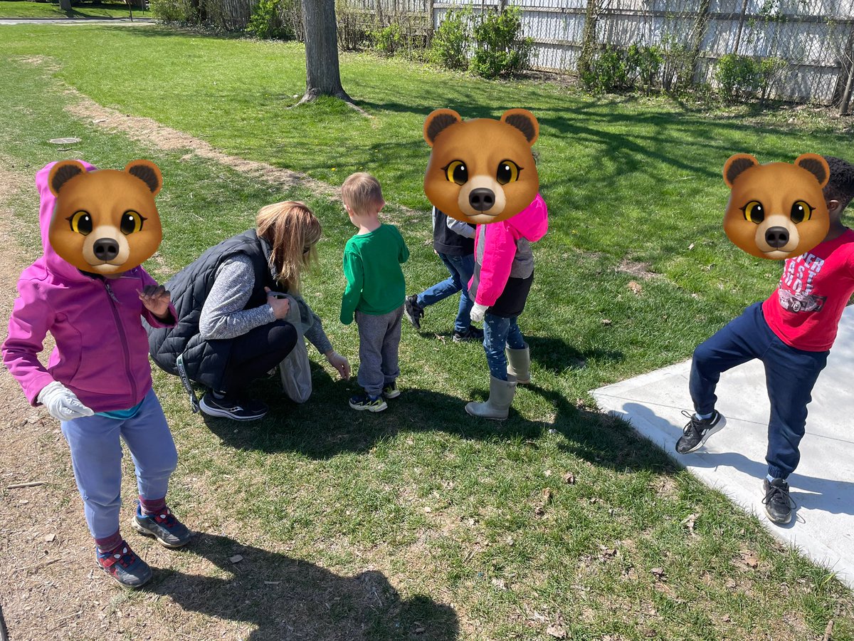 SirIsaacBrockPS's tweet photo. Kindergarten Earth Helpers are out today. Taking some time to clean up the school yard. Thanks Bears! @kaitlineedy_ @shuctwith https://t.co/083cPYASVt