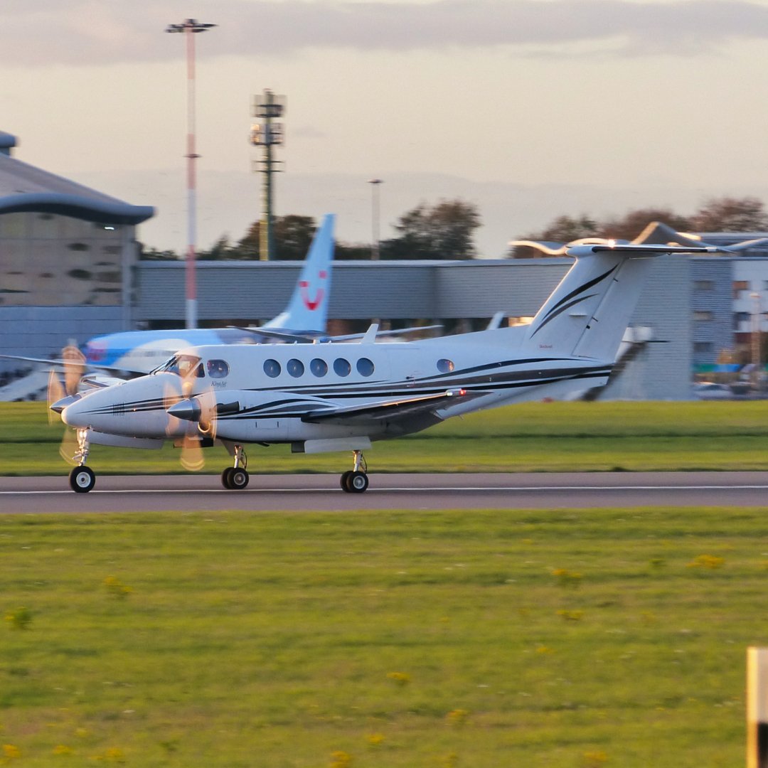 Michaelflying28's tweet photo. 2Excel Aviation Beech B200 Super King Air G-CIFE arriving at Doncaster Airport from Blackbushe Airport 28.10.22.
#savedsa #savedoncasterairport #2excel #2excelaviation #kingair #kingair250 #superkingair #kingairnation #beechb250 #beechkingair #beechcraft #flybeechcraft https://t.co/4Olas2F5dN