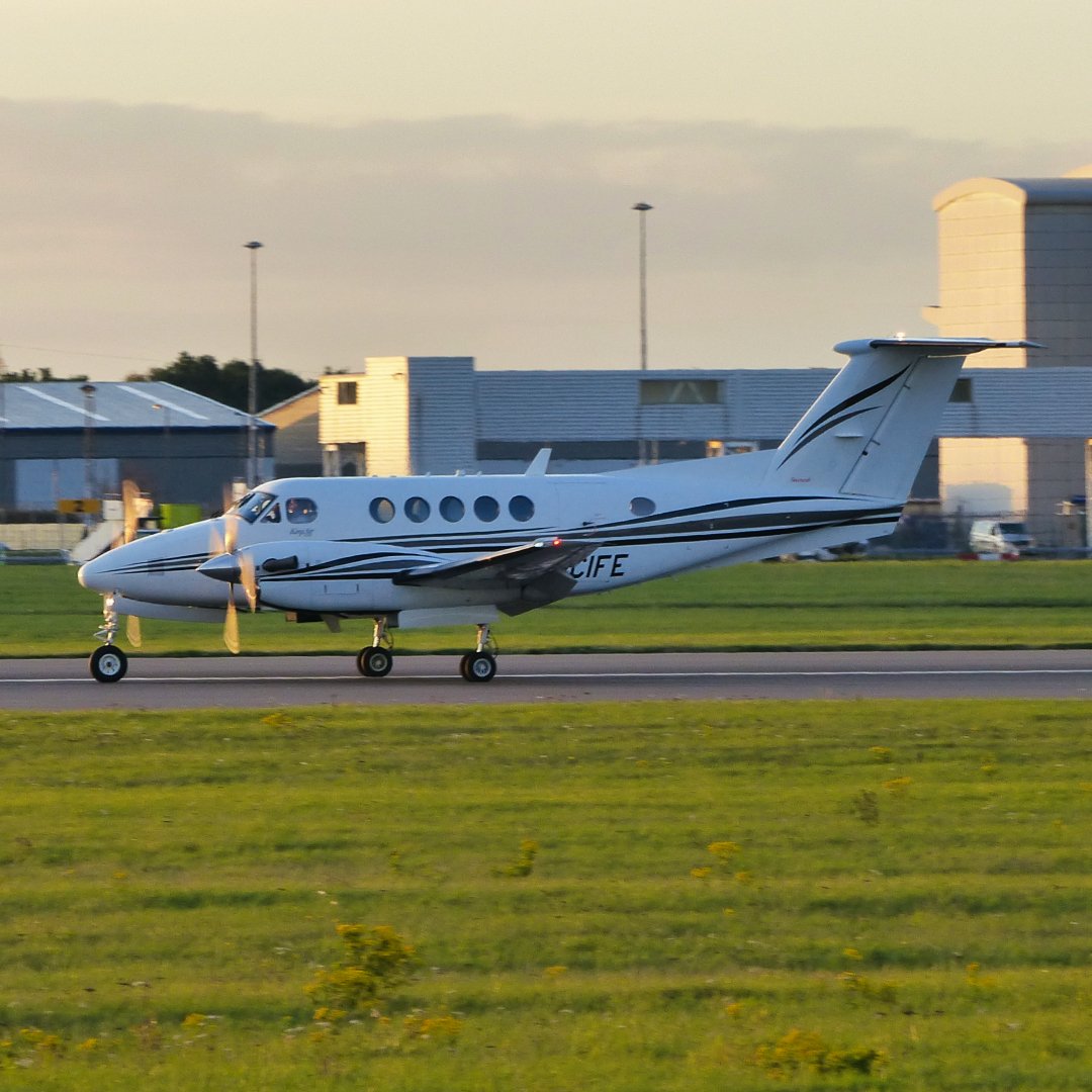 2Excel Aviation Beech B200 Super King Air G-CIFE arriving at Doncaster Airport from Blackbushe Airport 28.10.22.

#savedsa #savedoncasterairport #2excel #2excelaviation #kingair #kingair250 #superkingair #kingairnation #beechb250 #beechkingair #beechcraft #flybeechcraft
