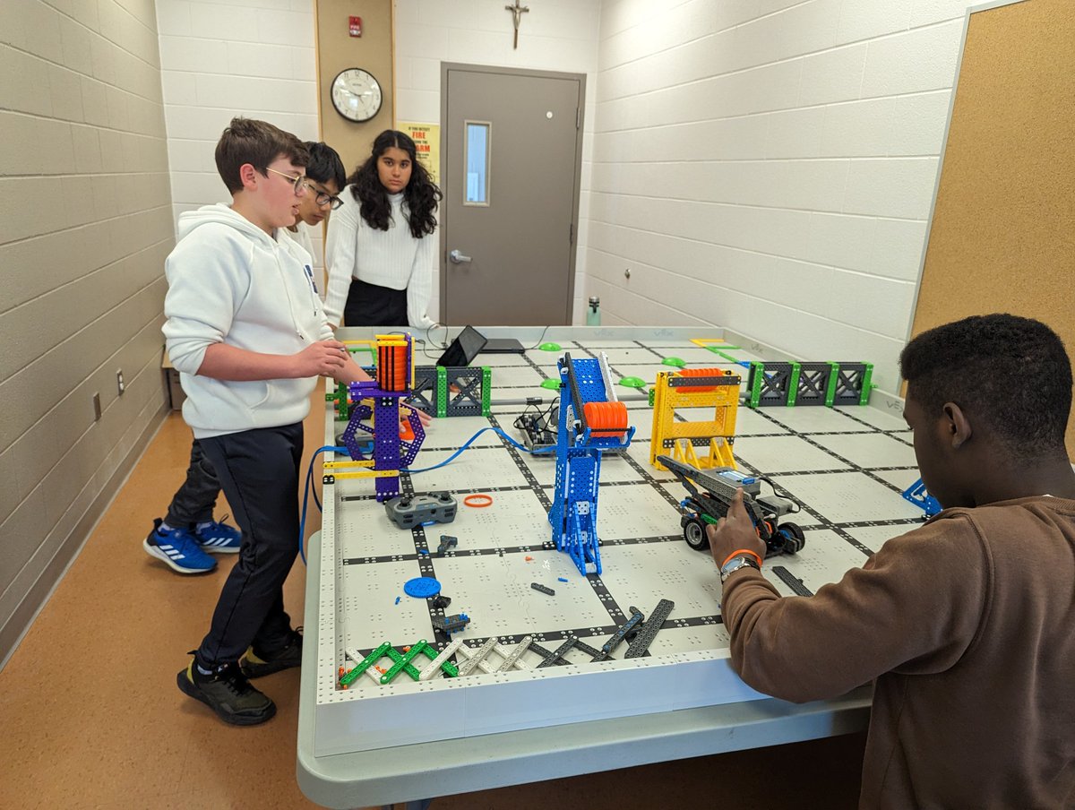 MsRicher44's tweet image. Kudos to the intermediate robotics team for their unwavering dedication in prepping for the Skills Ontario VEX competition! With only a week to plan & execute, their hard work & commitment are truly commendable... Count down to May 1st! #SkillsOntario #VEXIQ #RoboticsCompetition