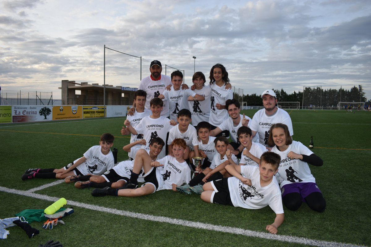 ⚽ Nuestro Alevín A se ha proclamado campeón en la tarde de hoy a falta de tres jornadas para concluir la liga. 

Disputarán el sector una vez finalice la competición. 

¡Enhorabuena a todos por el trabajo realizado durante este año! 

#ConstruyendoUSCF🏗️