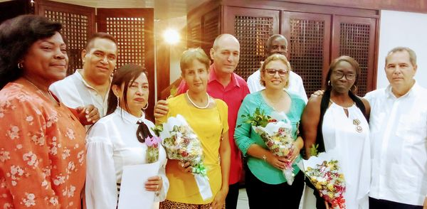 rene_berenguer's tweet photo. Honrar  honra. Valerosas trabajadoras del sector del Turismo recibieron la Orden "Lázaro  Peña"  de Tercer Grado que otorga el Consejo de Estado de la República de  Cuba, para ellas muchas felicidades  #ALaPatriaManosYCorazón @ArletyBarazal @CubaCentral https://t.co/6dVm1dlkh3