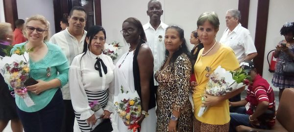 rene_berenguer's tweet photo. Honrar  honra. Valerosas trabajadoras del sector del Turismo recibieron la Orden "Lázaro  Peña"  de Tercer Grado que otorga el Consejo de Estado de la República de  Cuba, para ellas muchas felicidades  #ALaPatriaManosYCorazón @ArletyBarazal @CubaCentral https://t.co/6dVm1dlkh3