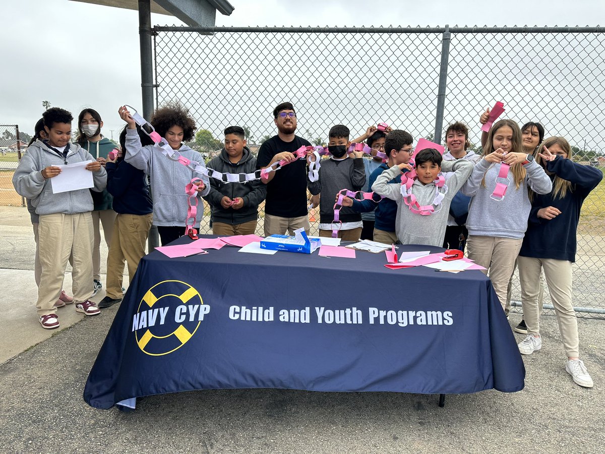 imelgoza110's tweet photo. The Hornets are having so much fun at lunch with our outstanding NAVY Child and Youth Program counselor. Thanks Mr. Vose!!

@HuenemeElemSD @EOGreenHornets #GreenJHS #hesdpride https://t.co/ibmZMQQRNe