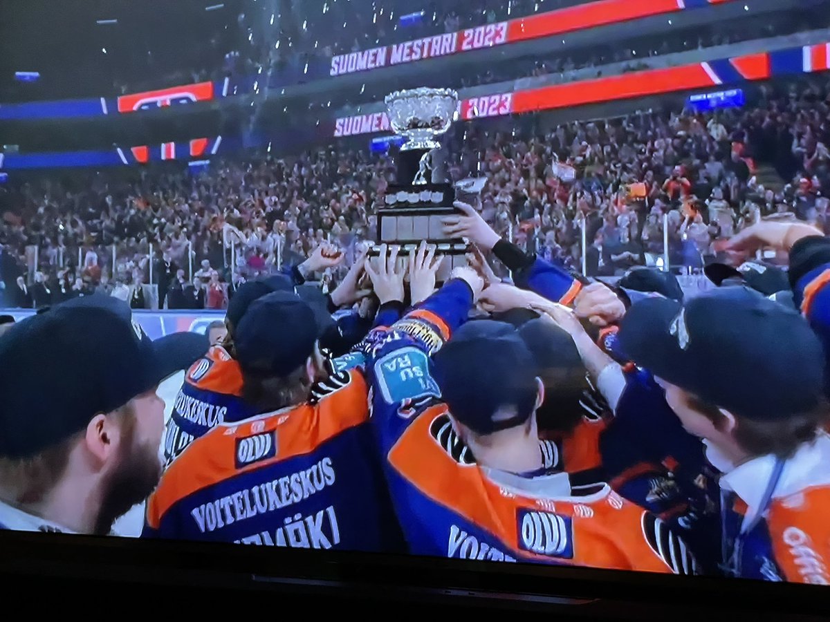 Onnea <a href="/Tapparaofficial/">Tappara Tampere</a> ! Onnea suomenmestareille! Äärimmäisen kovaa työtä ja taitoa! 💪🤟🥇Kiitos tunnelmasta @CMoreFI