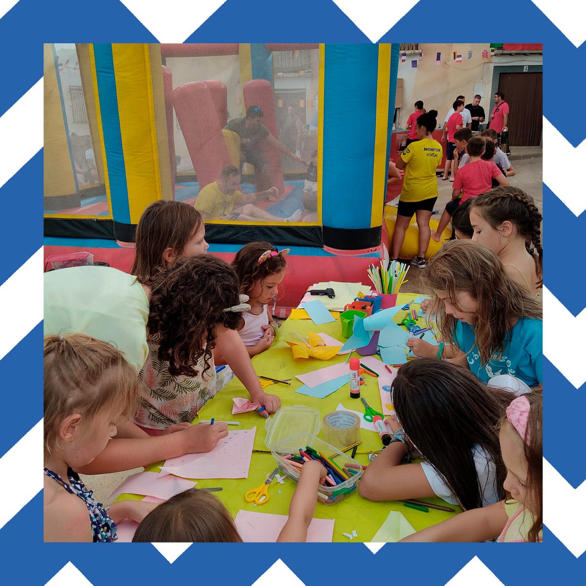 El verano es una época ideal para realizar talleres. Sobre todo los días de calor cuando no apetece realizar otro tipo de actividades más movidas.
Nos encargamos de todo incluso de llevar música para amenizar el ambiente.