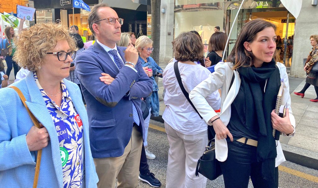 PP_Asturias's tweet photo. Con @CangaFanoDiego en la Presidencia del Principado #Asturias, equipararemos progresivamente los salarios de los docentes de la educación concertada a los de la pública.

Hoy hemos estado en la manifestación convocada en #Oviedo contra la actual discriminación 🗣️#Equiparación Ya https://t.co/zZT0CYELi6