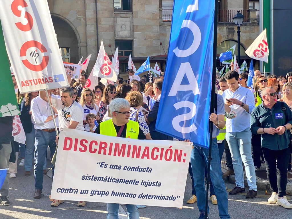 PP_Asturias's tweet photo. Con @CangaFanoDiego en la Presidencia del Principado #Asturias, equipararemos progresivamente los salarios de los docentes de la educación concertada a los de la pública.

Hoy hemos estado en la manifestación convocada en #Oviedo contra la actual discriminación 🗣️#Equiparación Ya https://t.co/zZT0CYELi6