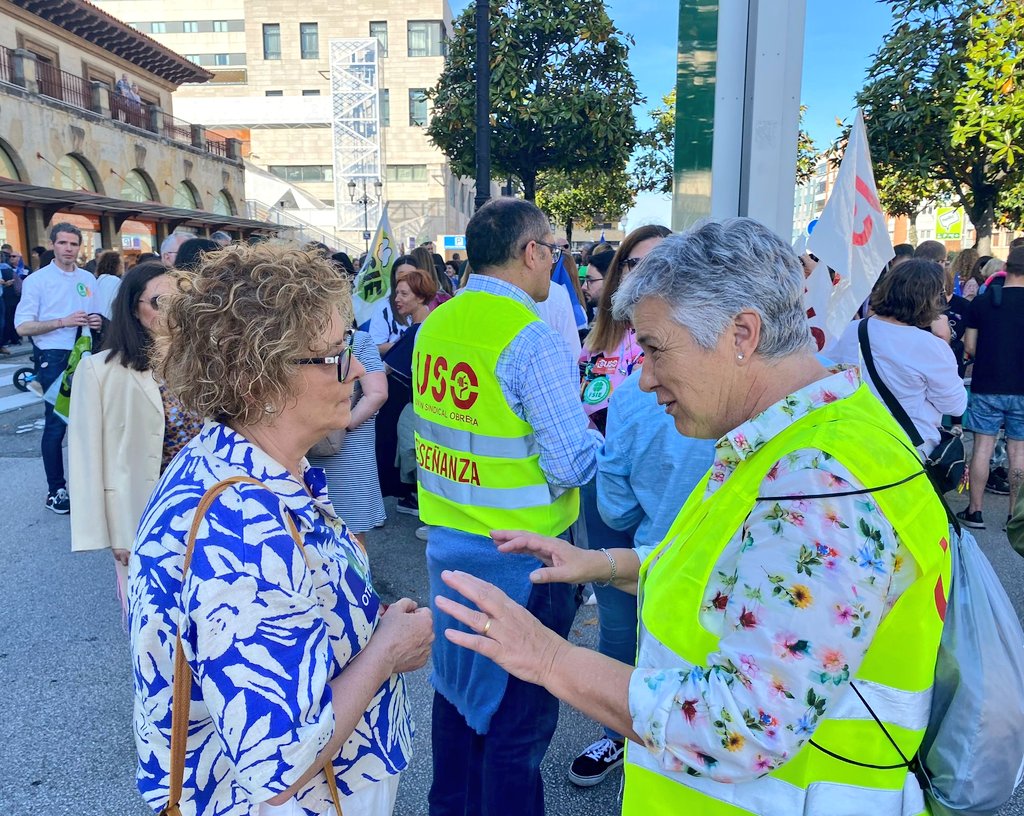 PP_Asturias's tweet photo. Con @CangaFanoDiego en la Presidencia del Principado #Asturias, equipararemos progresivamente los salarios de los docentes de la educación concertada a los de la pública.

Hoy hemos estado en la manifestación convocada en #Oviedo contra la actual discriminación 🗣️#Equiparación Ya https://t.co/zZT0CYELi6