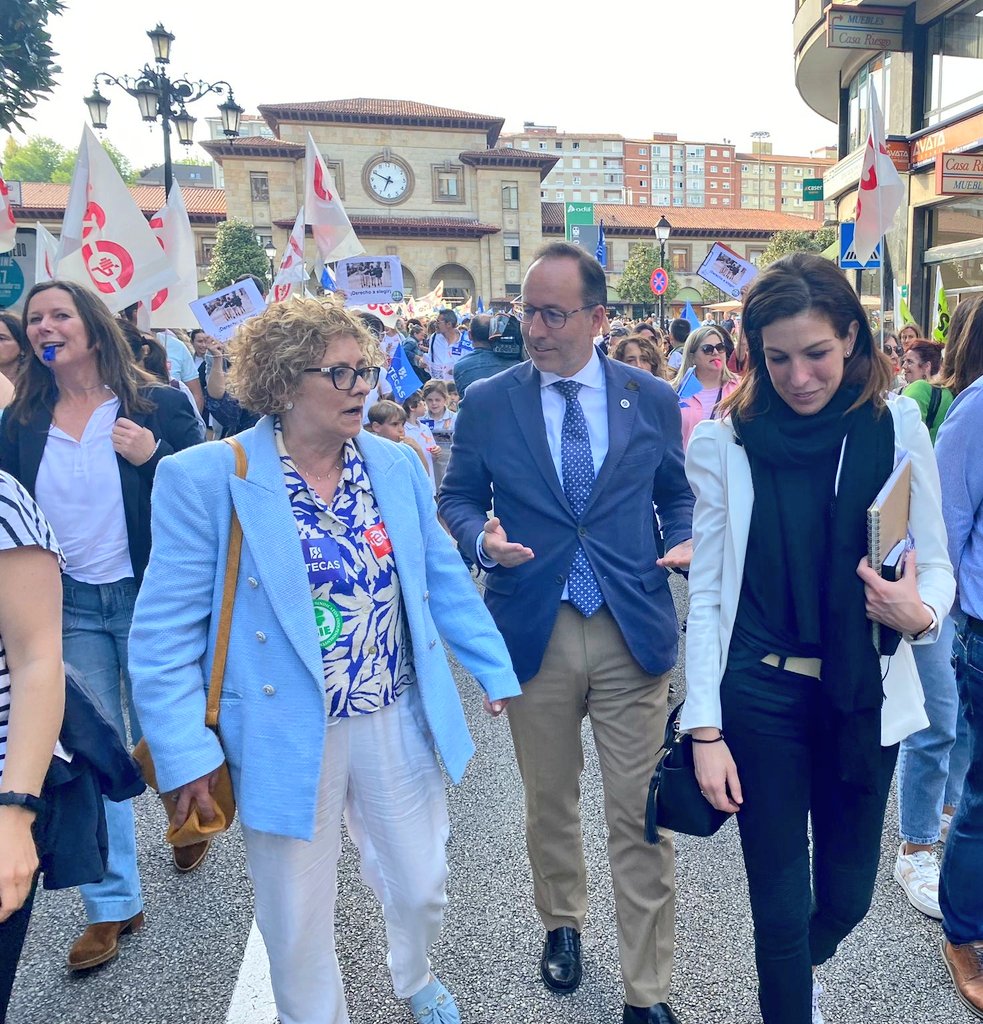 Con <a href="/CangaFanoDiego/">Diego Canga Fano</a> en la Presidencia del Principado #Asturias, equipararemos progresivamente los salarios de los docentes de la educación concertada a los de la pública.

Hoy hemos estado en la manifestación convocada en #Oviedo contra la actual discriminación 🗣️#Equiparación Ya