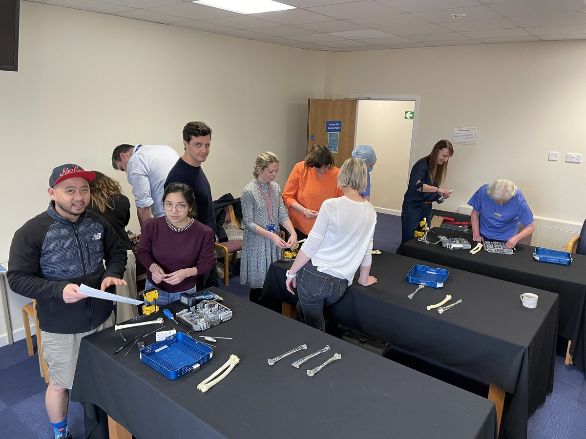 ExeterHandUnit's tweet image. What is better than some wrist plating sawbone and then dinner! Thanks to Acumed for supporting and Lenny the dog for being at dinner!  #handsurgery @BSSHand