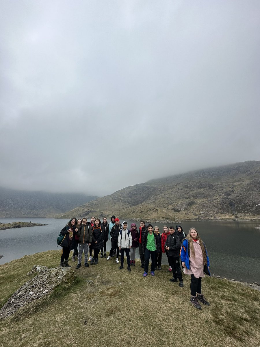 ysgolbroallta's tweet image. Rhan 3 o’r daith - Yr Wyddfa 🏔️ Part 3 of the trip - Snowdon 🥾 #blwyddyn6 #pwllglo