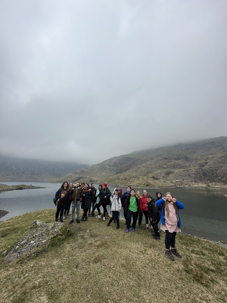 ysgolbroallta's tweet image. Rhan 3 o’r daith - Yr Wyddfa 🏔️ Part 3 of the trip - Snowdon 🥾 #blwyddyn6 #pwllglo