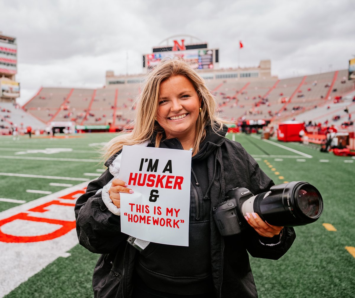 UNLincoln's tweet photo. Doing homework on a Saturday isn’t everyone’s ideal weekend. But for @Unl_CoJMC student Meg, there's no better way to spend a Saturday than on the sidelines doing sports media coursework. Read how she's gaining experience through hands-on learning ›› https://t.co/FGCCEBeKSR https://t.co/OiHgfsv8Ip