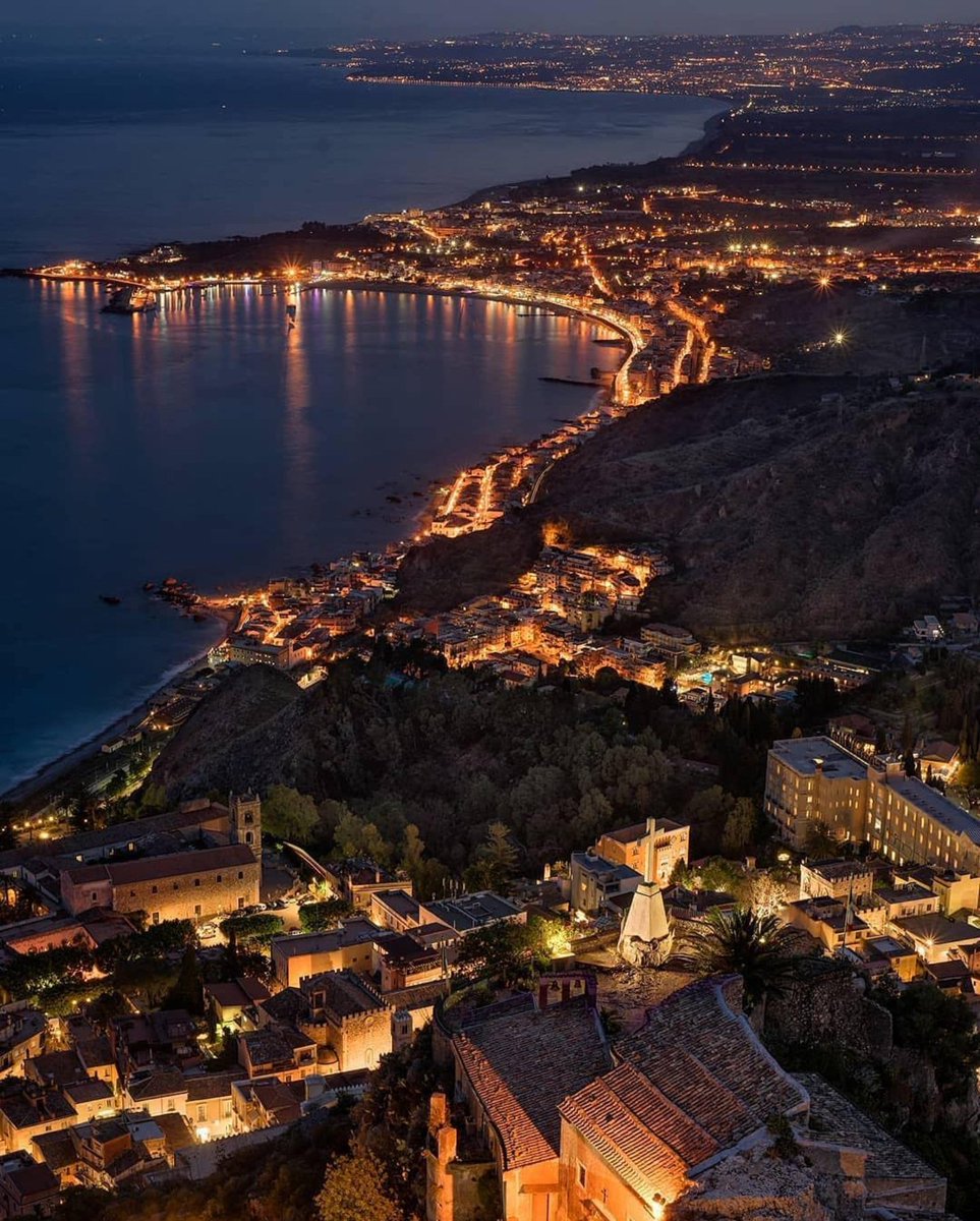 Monica09058845's tweet photo. Sogni belli...a domani amici cari 😘😘😘 Taormina di notte 🤩🤩🤩 https://t.co/mq63xbYxYK