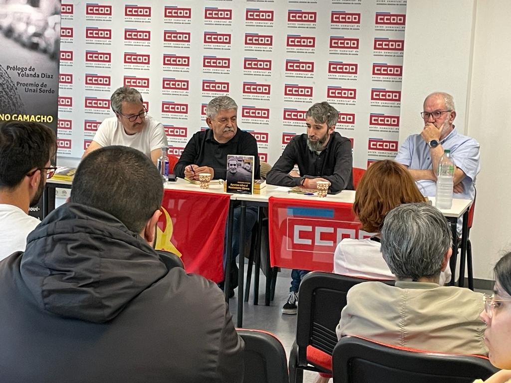 EUcoruna's tweet photo. #AgoraMesmo, na presentación do libro de Marcel Camacho "Apuntes sobre el movimiento obrero", con @Crego89. ✊🏻✊🏻✊🏻 https://t.co/QfsTwLVc7O