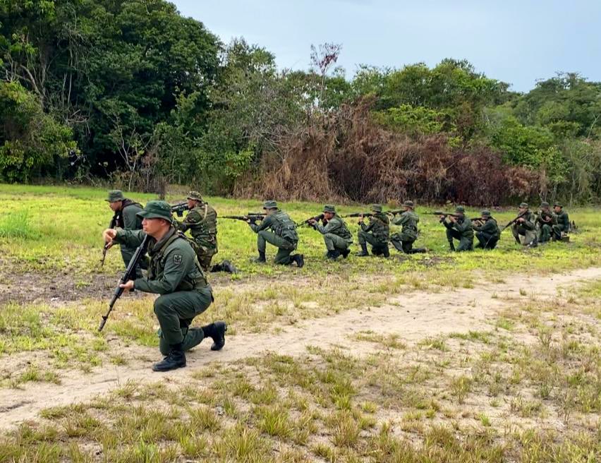 #FANB desmantelan campamento improvisado de grupos irregulares generadores de violencia con uniformes y artefactos explosivos. La #FANB no permitirá la instalación de paramilitares invasores en nuestro territorio soberano. 
#OperaciónAutana2023