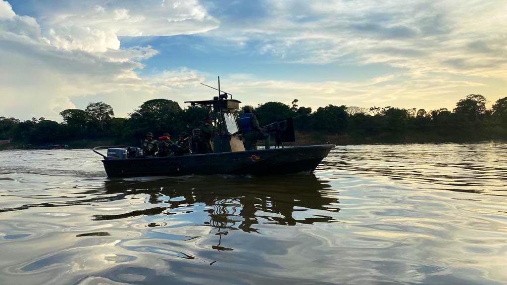 #FANB, heredera de las glorias independentistas, se encuentra desplegada navegando el Orinoco amazónico y desmantelando campamentos de grupos irregulares delincuenciales terroristas depredadores del ambiente y destructores de los ecosistemas nacionales.
#EscudoBolivariano2023