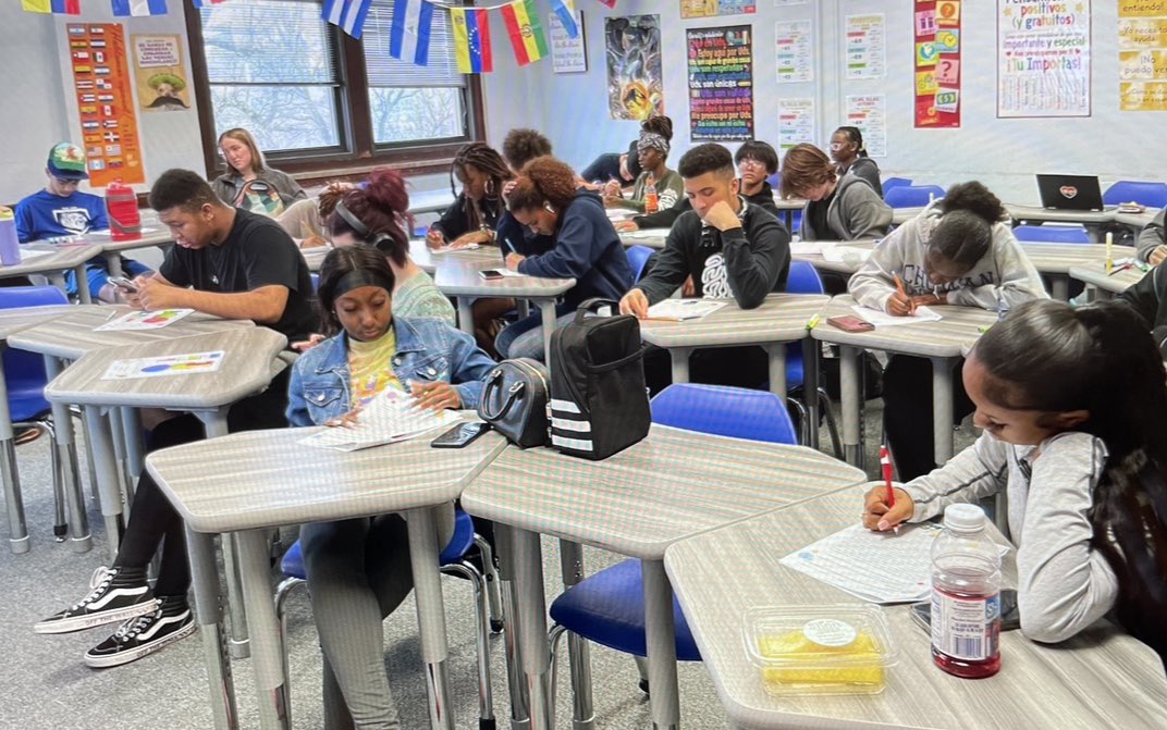 #KCPSBigRock Social-Emotional Wellness in action as Ms. Diazhané Ellis helps students consider how to cope with normal stresses of life by writing about their emotions in Spanish class. <a href="/kcpublicschools/">KCPS</a> <a href="/latanya_frankli/">LaTanya Franklin, Ed.D.</a> <a href="/KCPS_Lincoln/">Lincoln College Prep</a> <a href="/drjencollier/">Dr. Jennifer Collier</a>