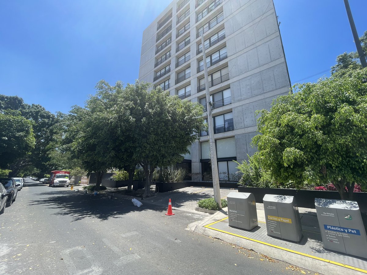 mario_juarez's tweet photo. Aquí ha de vivir don Mergas. Que dice que la banque tmb es parte del edificio. Alguien que le explique. @PoderAG_Jal @GdlMovilidad @JaliscoVial @Poder_AG_GDL
Lacandones esq. Manuel Acuña, Monraz, 44670 Guad., Jal. https://t.co/BPRVIkti7B