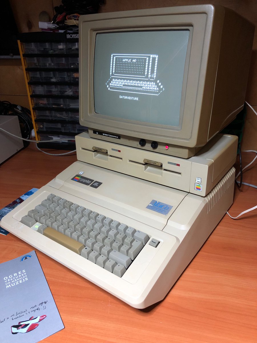 Ābolu dino (Apple IIe) ir iemāciīies saņemt datus no blakus ierīcēm un paldies  <a href="/Kodolskiltava/">Kodolšķiltava.</a> par pagaidu monitoru. Turpināsim.