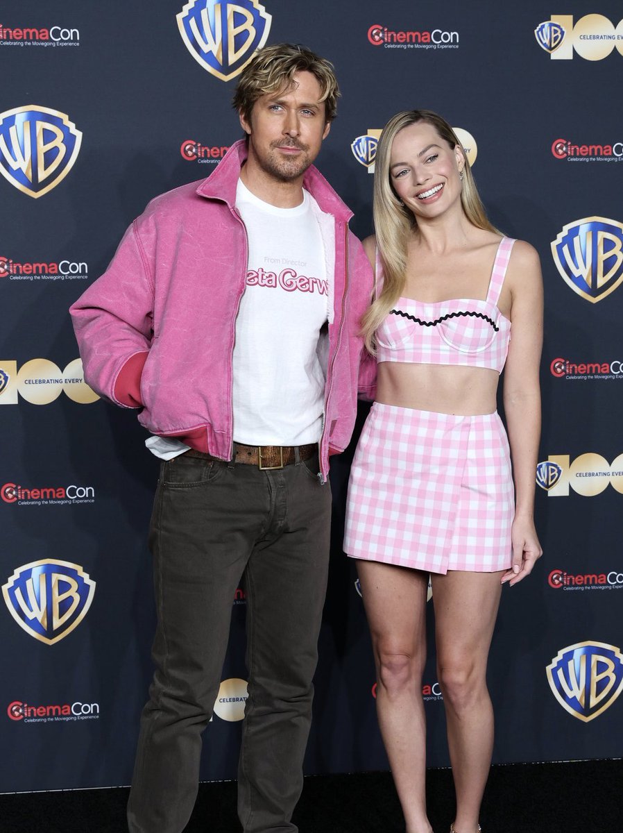 bacchusrights's tweet photo. ok im gonna need someone who knows photoshop to shrink ryan gosling in this image til hes like 5'1. then im gonna need them to send me the result so i can post it with the caption "me &amp; my trans girlie bff going down to big tesco" https://t.co/bX6uzjEMLt