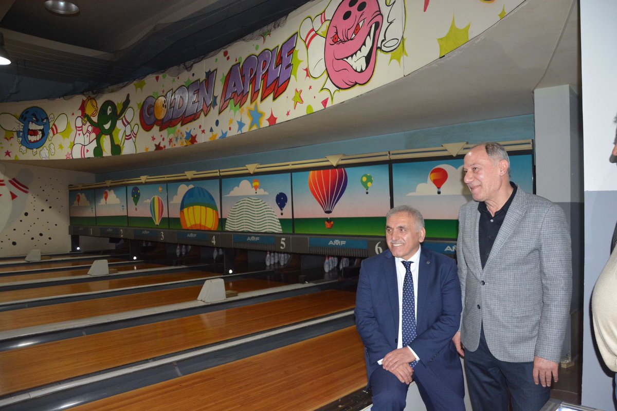Milletvekili Adayımız Ali İnci ile Adapazarı ziyaretlerimiz sırasında bovling de oynadık. 🎳 

Ali Başkanım gibi ceketi çıkarıp kolları sıvamadım ama yabana atılacak gibi de değilim. 😃

Rakiplerimi beklerim. 😉