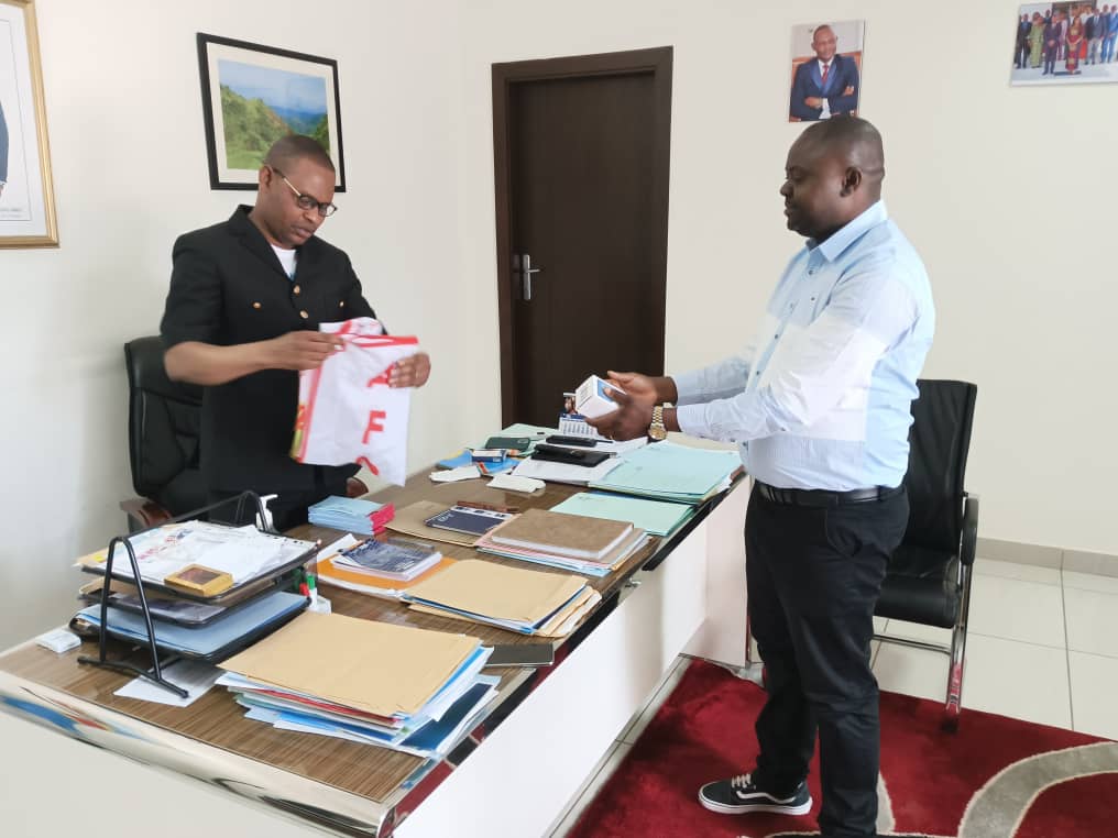 AfdpcO's tweet photo. AFDPC FÉDÉRATION TANGANYIKA
Remise officielle des symboles du Parti #AFDPC au Camarade Président Fédéral Prince MUNGA BAUNDA par Son Ex. Mr le Vice Gouv. Massamba Wa Massamba Ferdinand, l'œil et representant personnel de l'Autorité Morale ACHENI LUKWEBO Romain. https://t.co/OwKh318601