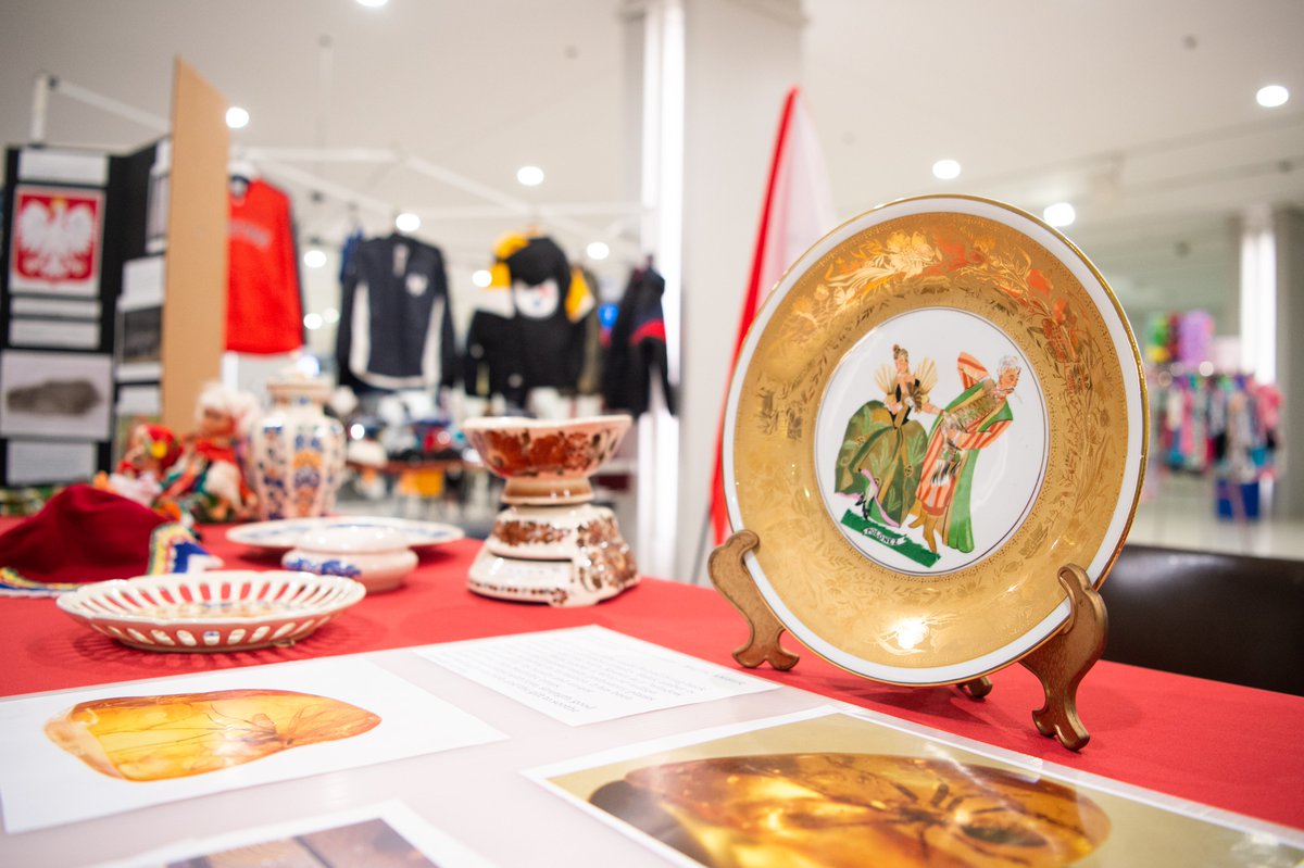 PlazaEvents's tweet photo. Holy pierogi! The #EmpireStatePlaza was poppin' yesterday for #PolishFest🇵🇱
Huge thanks to our vendors and guests.
Happy Herbie and the Accord-A-Tones might have left the building, but stay tuned for some VERY BIG announcements next week!
#meetyouattheplaza 🎆 https://t.co/mGddMhXx3H