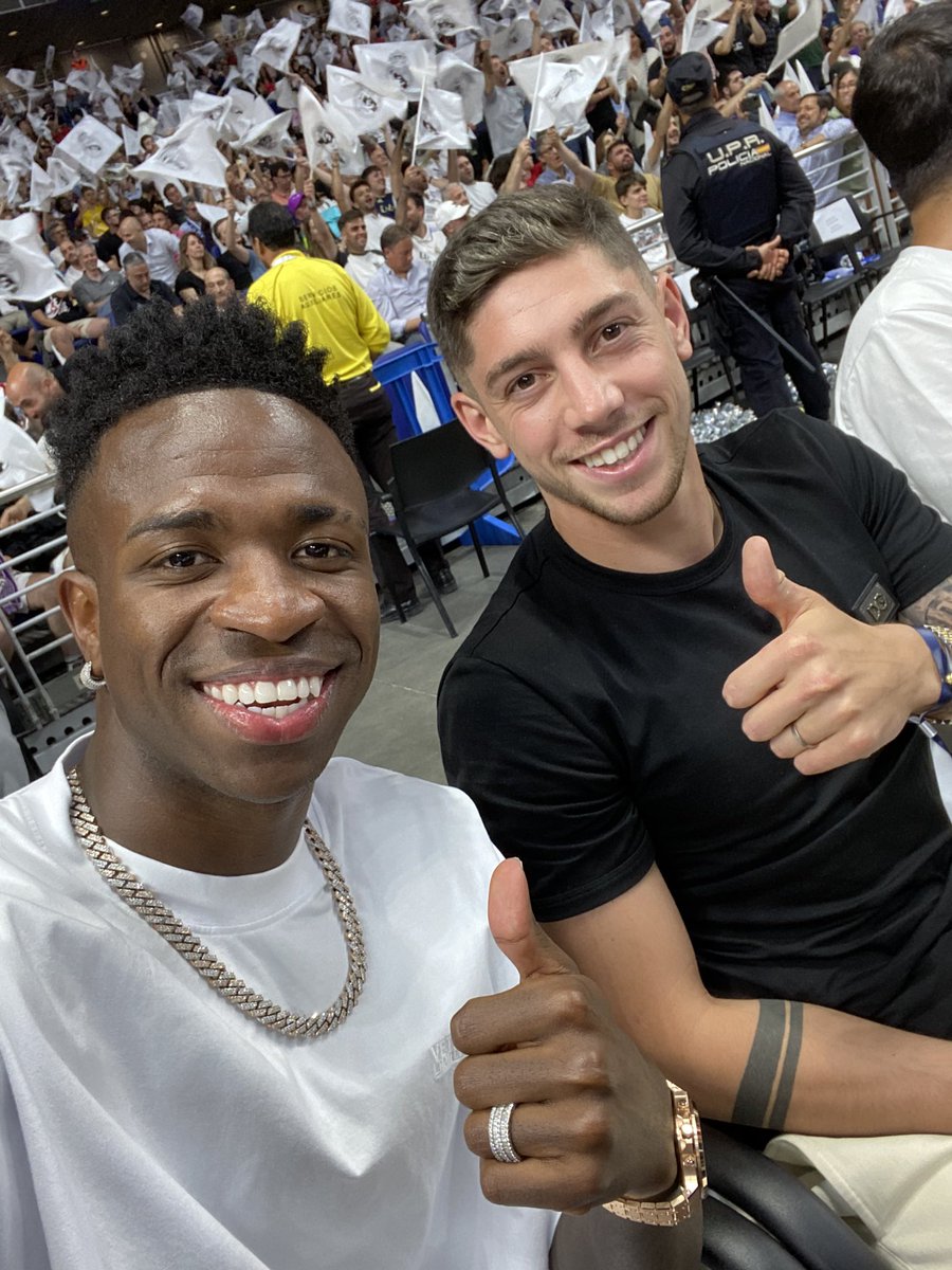 RMadridistaReal's tweet photo. Los cracks del fútbol animando a los cracks del baloncesto. El Real Madrid es una familia. https://t.co/cGEW6cmjAq