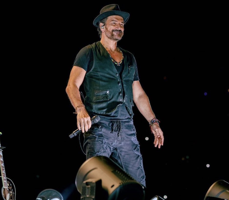 notiarjona's tweet photo. La gira BLANCO Y NEGRO de USA. VOLVER. Inicia mañana. Somos todo emoción.
El que tenga miedo....... que pegue un grito.
Seattle y Portland esta semana. Vamos con todo.
Posteo @Ricardo_Arjona https://t.co/i6MMMMsxqD