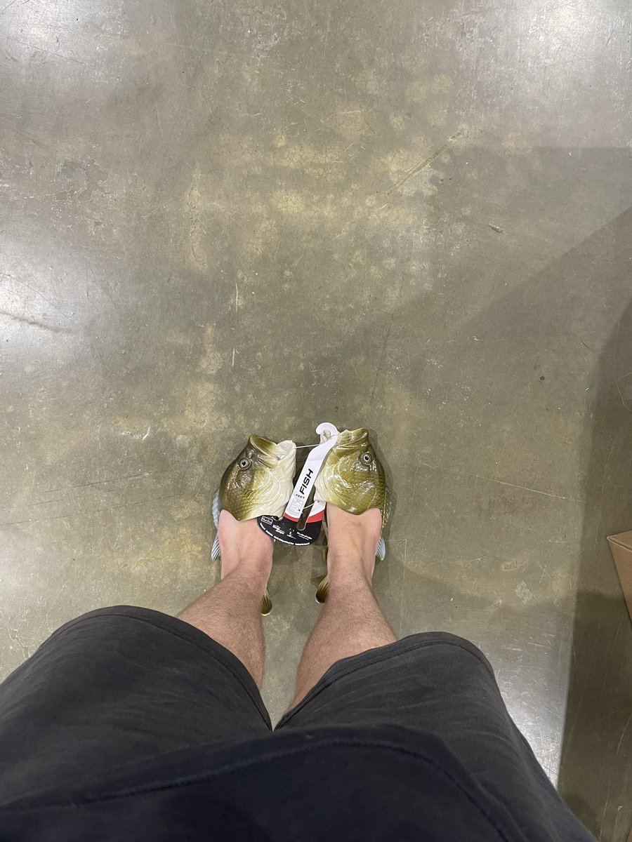 wispreVal's tweet photo. @reemaaa_xx Idk what you’re saying but peep the floppers https://t.co/vY5mjBGpbE