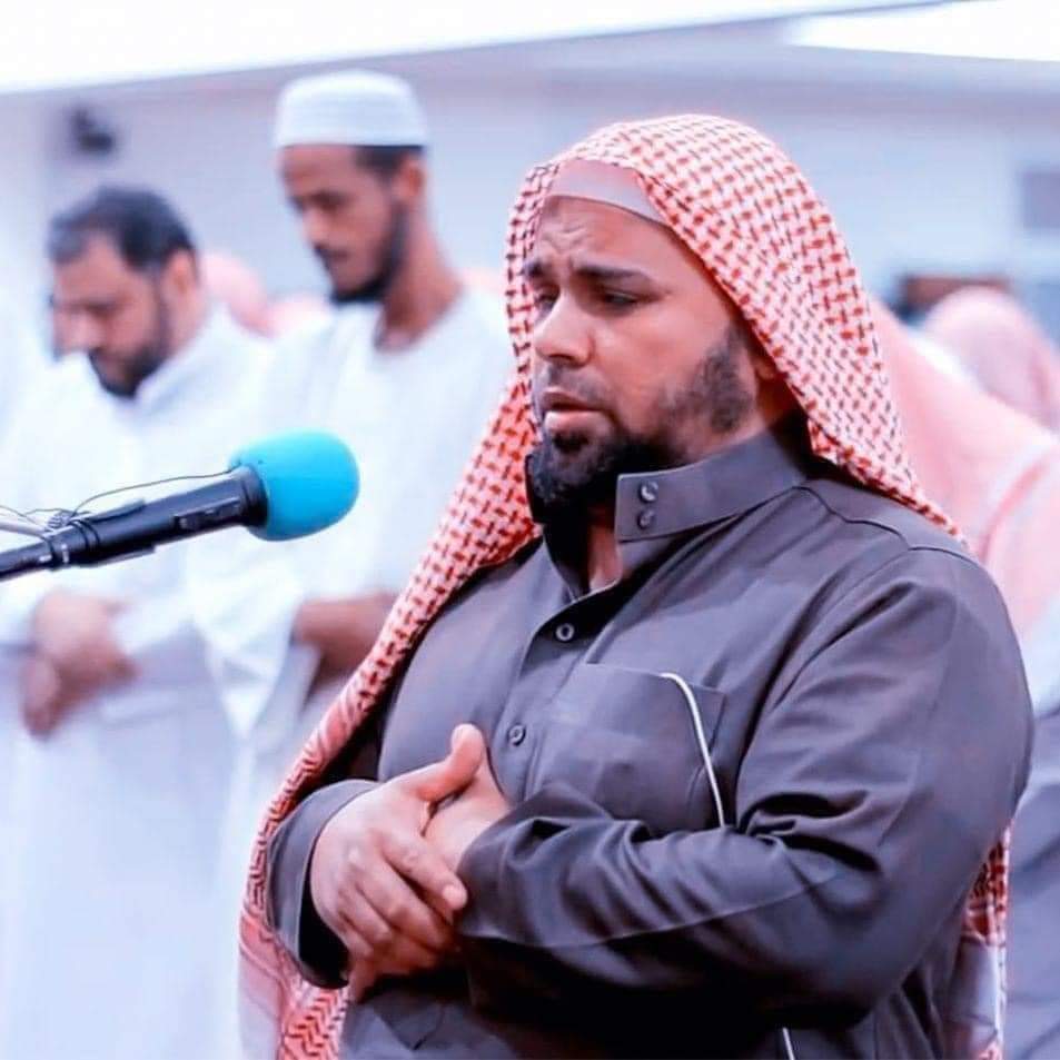 رحم الله الشيخ عبدالله كامل الذي اشتهر بعذوبة تلاوته وقوة أدائه الخاشع
نشأ على القرآن
وصحبته ناس جميلة وصالحة
صلى صلاة الظهر اليوم وفاضت روحه
اللهم ارحمه وتقبله وأكرم نزله واجعل اللهم القرآن شفيعا له وارفع درجاته في عليين🤲
إن القلب ليحزن وإن العين لتدمع وإنا على فراقه لمحزونون".