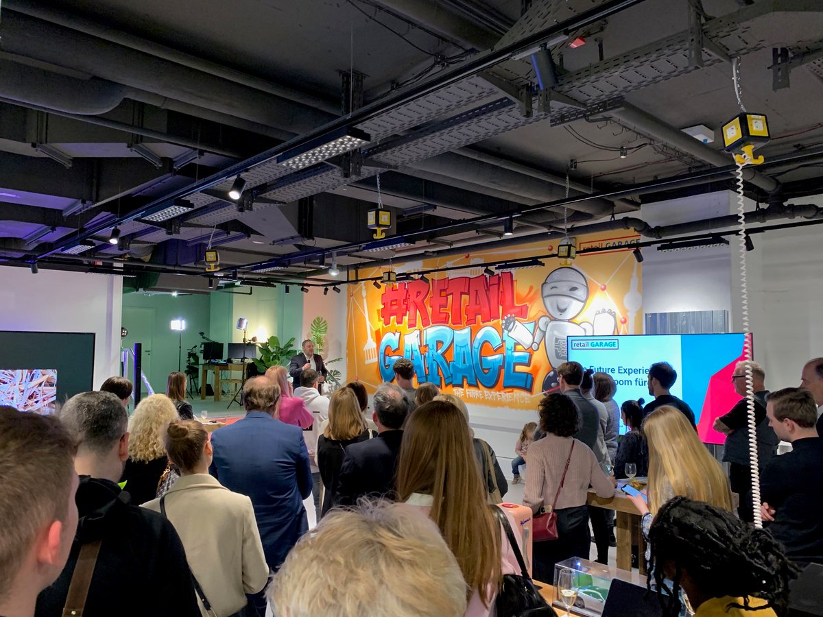 crosscanGmbH's tweet photo. Schön wars! Gestern waren wir beim #Opening der #retailGARAGE in #Berlin, die ab sofort der #Showroom für Innovationen im #Einzelhandel ist.
Wir freuen uns dabei zu sein und unsere Retail-Lösungen &amp; Neuentwicklungen vorstellen zu dürfen.
@handelkompetent @ehi_org @handelsverband https://t.co/Ck4fIvvxO2