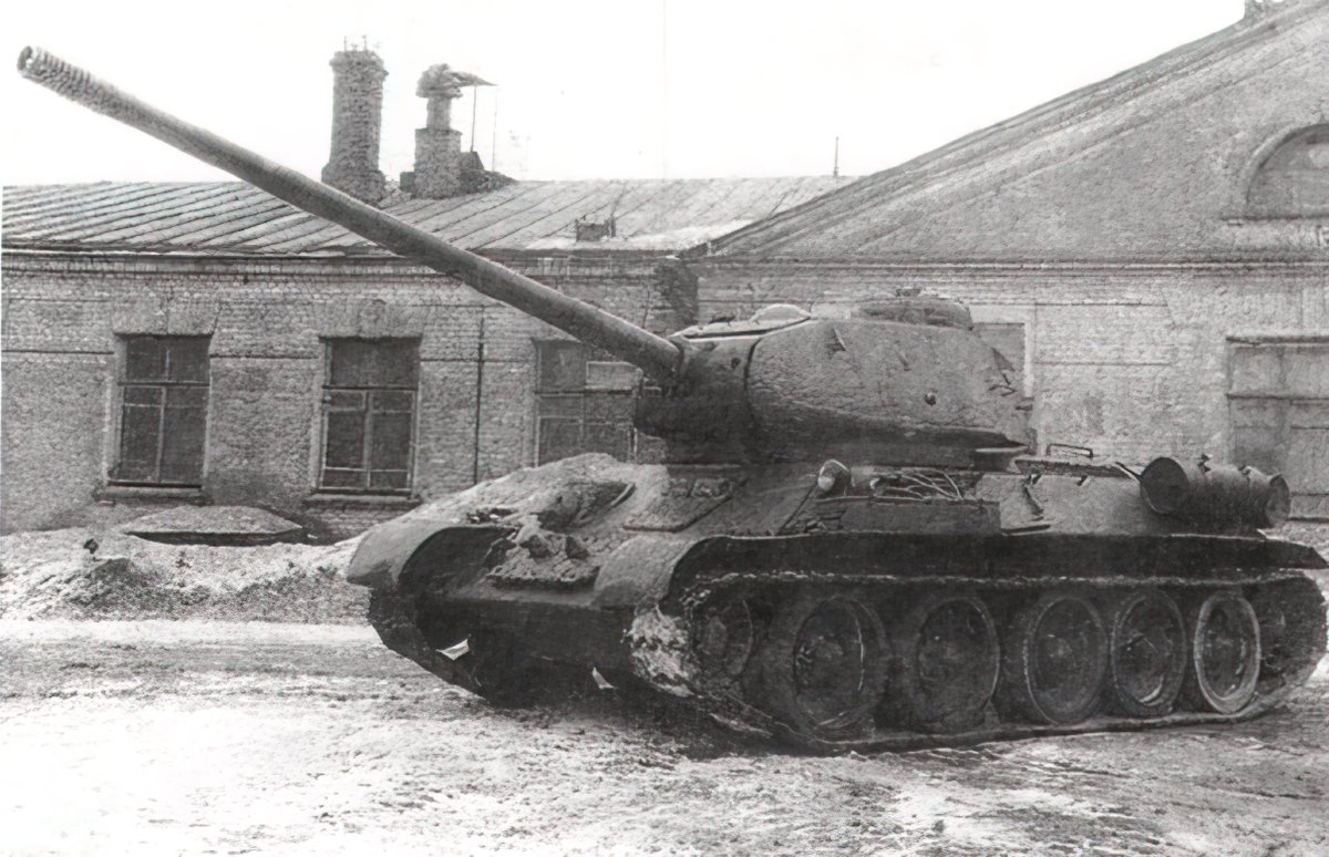 Tank_Archives's tweet photo. Two T-34-85 with 100 mm guns finished trials #OTD in 1945. Both the D-10 and LB-1 guns worked in the existing turret, although the LB-1 was preferred. Neither tank was mass produced since producing the new T-54 was preferable to modernizing the old tank. #tanks #history #WW2 https://t.co/LFSgUFcYkm