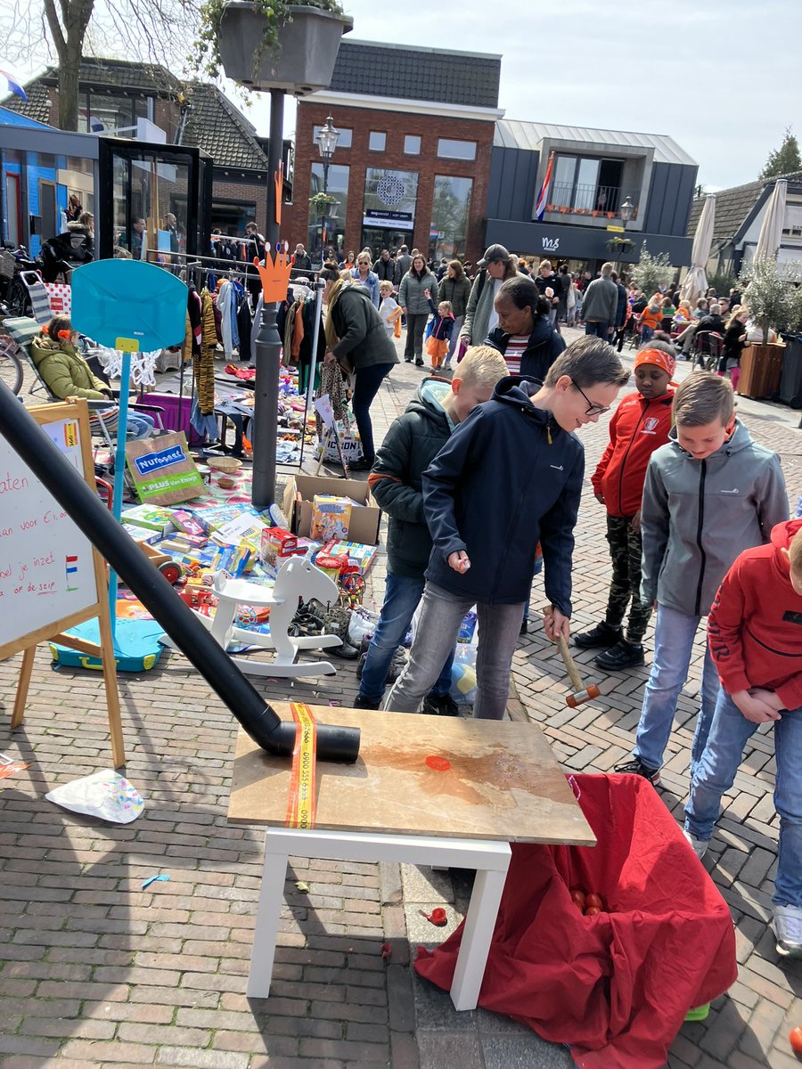petersenjw's tweet photo. #Koningsdag tomaten slaan https://t.co/bAdoeDhwqi