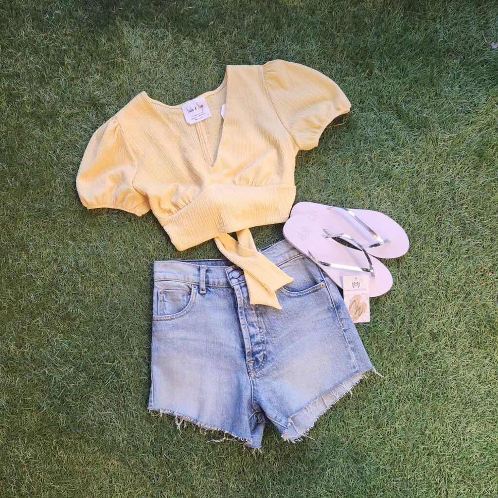 Sunshine and happiness
.
.
.
#lookgoodfeelgood #yellow #happy #goodvibes #summertime #fashion #shortjeans #outdoors #sunshine #beautiful #funtimes #frontandback instagr.am/p/CrjPrmPPSSW/